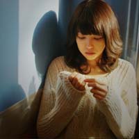 很犹豫的邻家女孩低头伤感女生头像图片不带字_WWW.TQQA.COM