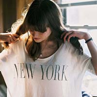 很犹豫的邻家女孩低头伤感女生头像图片不带字_WWW.TQQA.COM