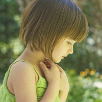 很犹豫的邻家女孩低头伤感女生头像图片不带字_WWW.TQQA.COM