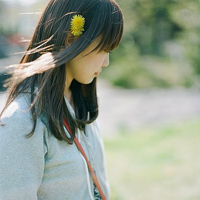 很犹豫的邻家女孩低头伤感女生头像图片不带字_WWW.TQQA.COM