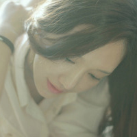 很犹豫的邻家女孩低头伤感女生头像图片不带字_WWW.TQQA.COM