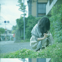 很犹豫的邻家女孩低头伤感女生头像图片不带字_WWW.TQQA.COM