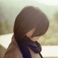 很犹豫的邻家女孩低头伤感女生头像图片不带字_WWW.TQQA.COM