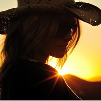 很犹豫的邻家女孩低头伤感女生头像图片不带字_WWW.TQQA.COM