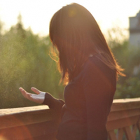 很犹豫的邻家女孩低头伤感女生头像图片不带字_WWW.TQQA.COM