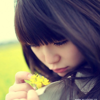 很犹豫的邻家女孩低头伤感女生头像图片不带字_WWW.TQQA.COM