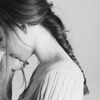 很犹豫的邻家女孩低头伤感女生头像图片不带字_WWW.TQQA.COM