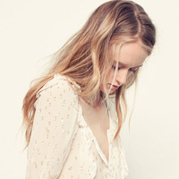 很犹豫的邻家女孩低头伤感女生头像图片不带字_WWW.TQQA.COM