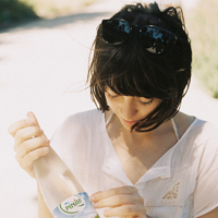 很犹豫的邻家女孩低头伤感女生头像图片不带字_WWW.TQQA.COM