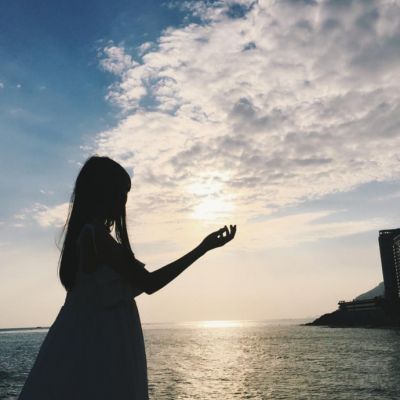 意境情侣头像一男一女一人一张图像大全_WWW.TQQA.COM