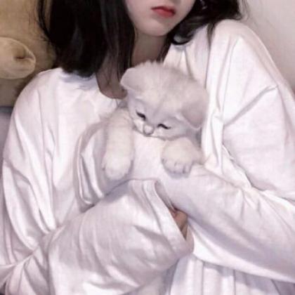 女生抱着猫很酷的头像高清真人2020最新_WWW.TQQA.COM