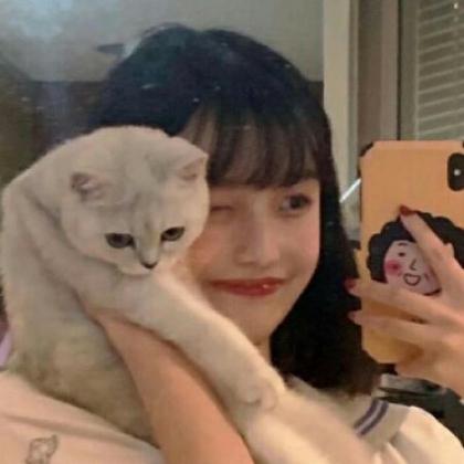 女生抱着猫很酷的头像高清真人2020最新_WWW.TQQA.COM