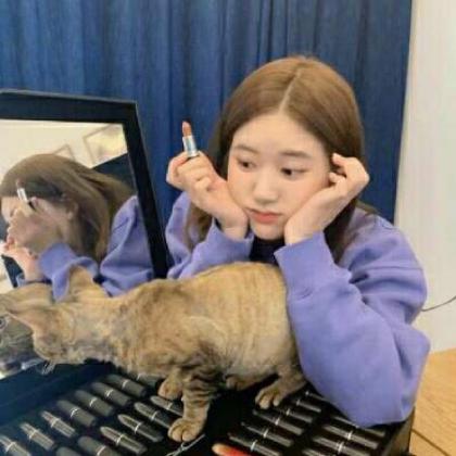 女生抱着猫很酷的头像高清真人2020最新_WWW.TQQA.COM