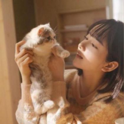 女生抱着猫很酷的头像高清真人2020最新_WWW.TQQA.COM