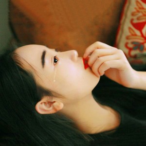 高清唯美难过的伤心流泪的女生头像图片_WWW.TQQA.COM