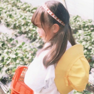 摘草莓的小女孩清新头像图片_WWW.TQQA.COM