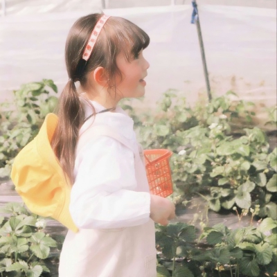 摘草莓的小女孩清新头像图片_WWW.TQQA.COM