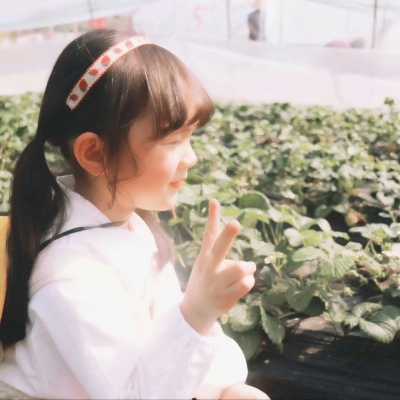 摘草莓的小女孩清新头像图片_WWW.TQQA.COM