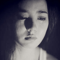 女生哭的流泪的头像_WWW.TQQA.COM